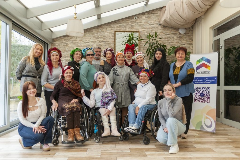 Подарували жінкам, які користуються кріслом колісним, день краси та уваги