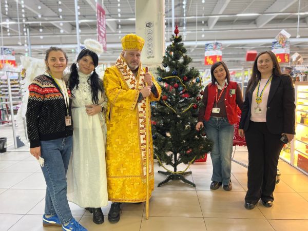 Святий Миколай і його ангелик-помічник розпочали марафон добра