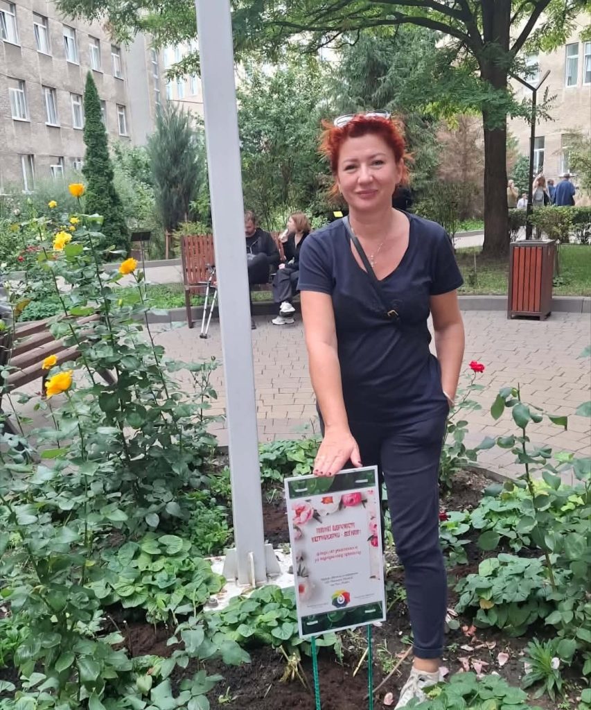 У Львові для військових висадили 50 кущів півоній